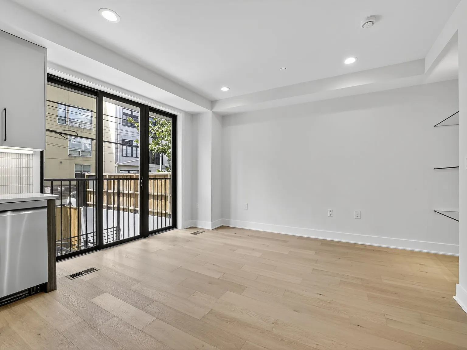 2 bed, 1100 sqft, $3,900 — Photo 3