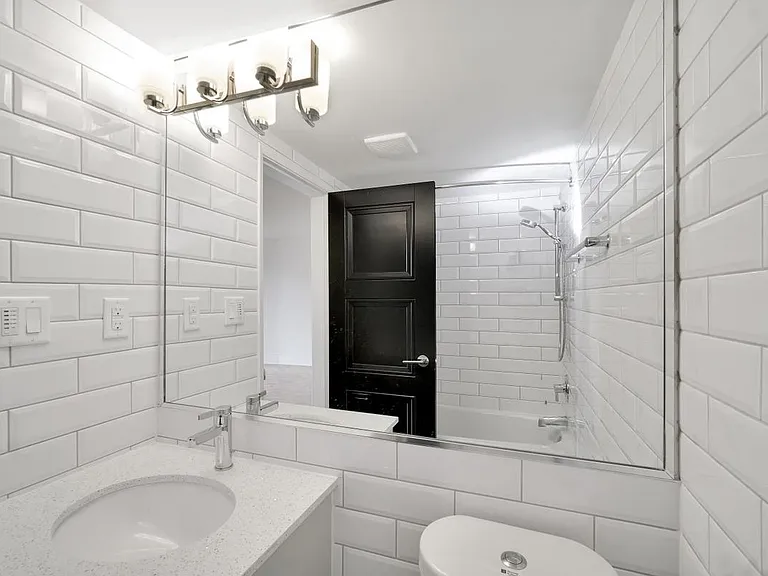 1433 Burnaby St — Photo 15