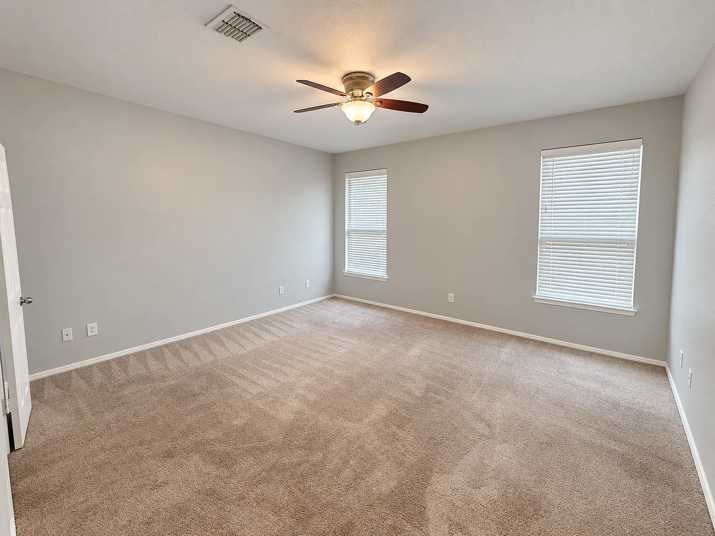4 bed, 2.5 bath, 2716 sqft, $2,595 — Photo 4