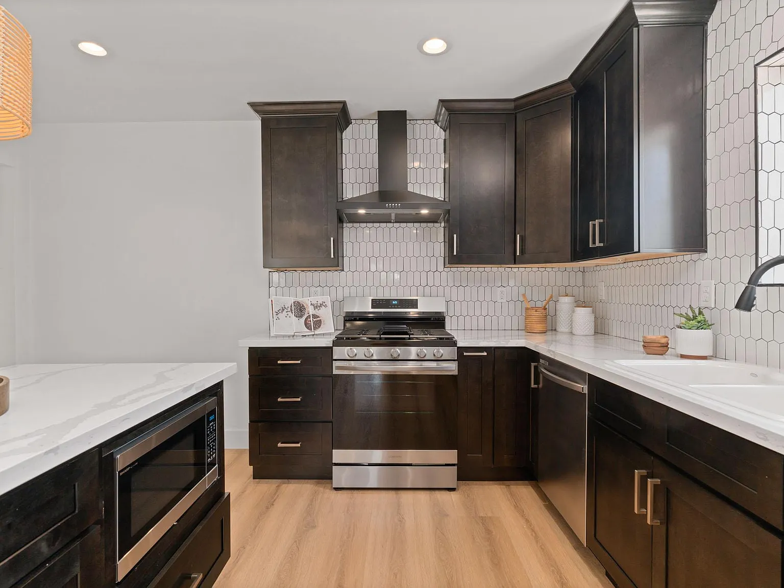 3 bed, 1400 sqft, $4,350 — Photo 4