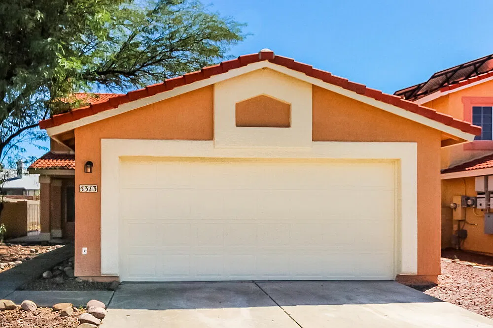 4 bed, 2.5 bath, 1930 sqft, $2,230 — Photo 1