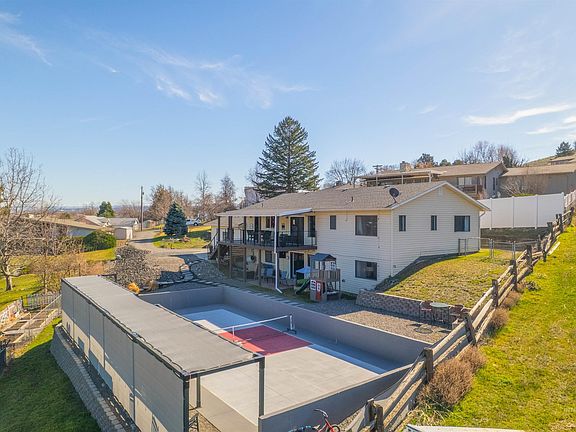 3rd image of 940 Coulter Ln