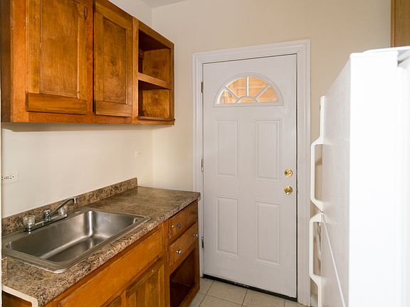 3rd image of 624 W Barry Ave APT 1W