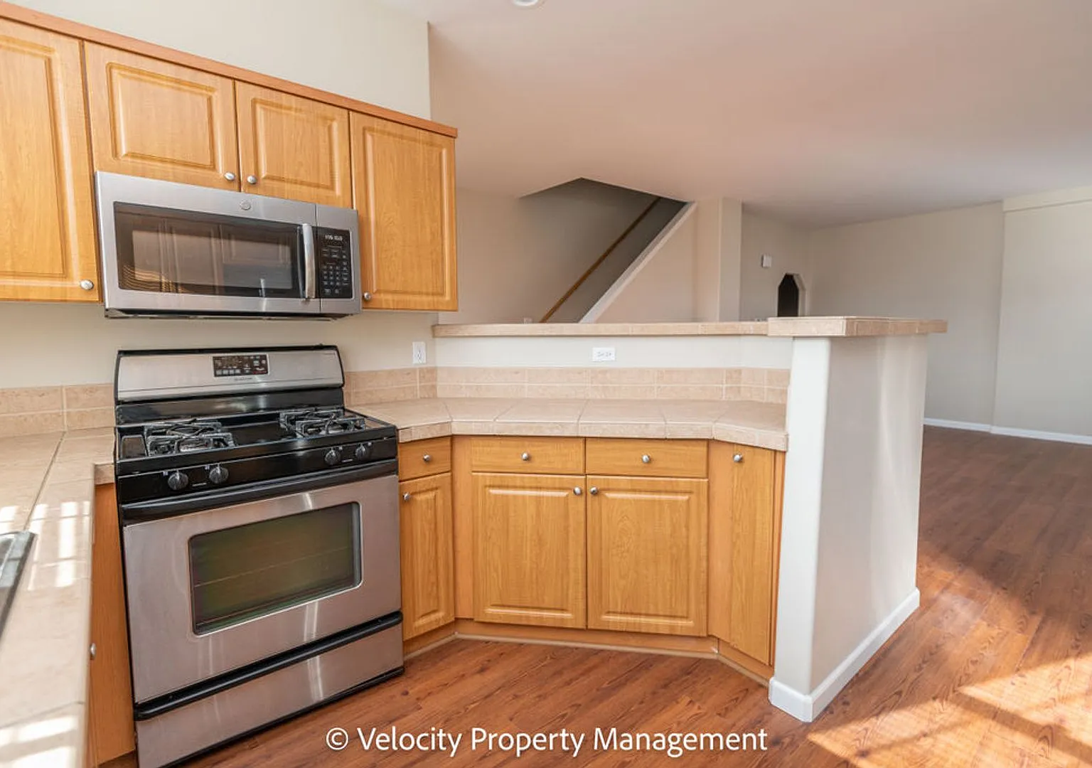 NW Redmond Townhome - Recently Remodeled with all new flooring and paint! — Photo 4