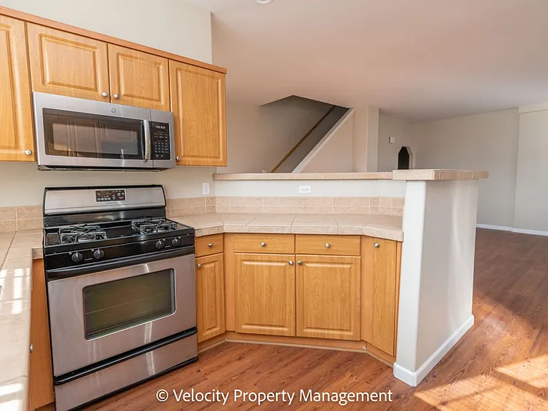 1530 NW Hickory Pl — Photo 4