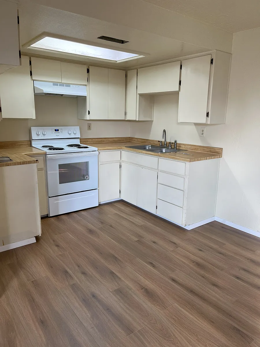 Kitchen, Brand New Laminate Floors - 1008 Niantic St