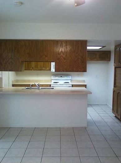 2nd image of 1520 E 3rd St