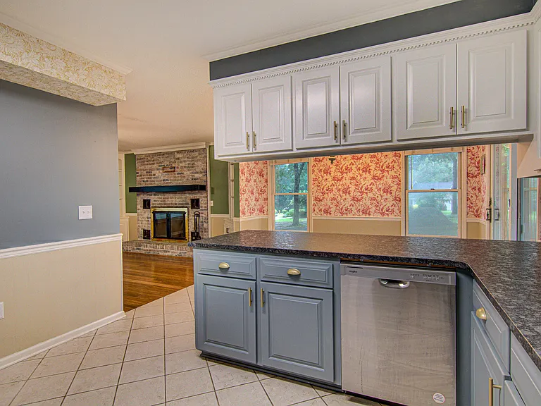 2315 Treetop Ln — Photo 9