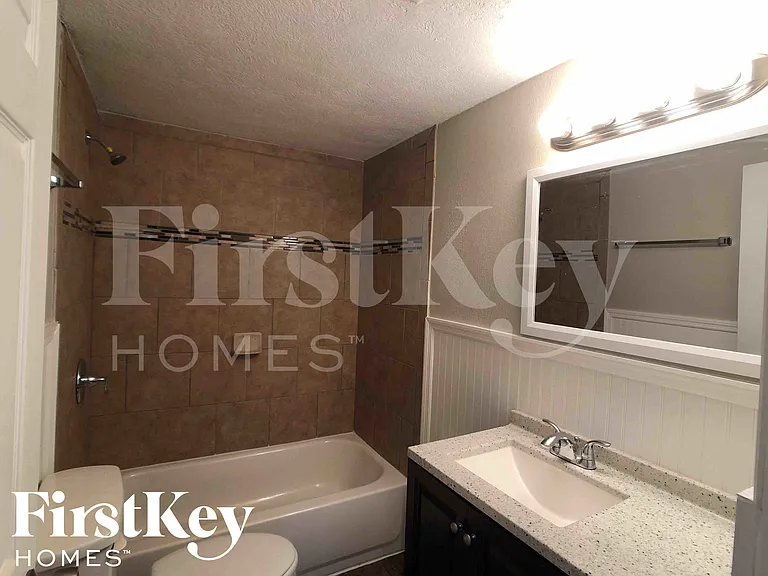 645 Lexington St — Photo 8