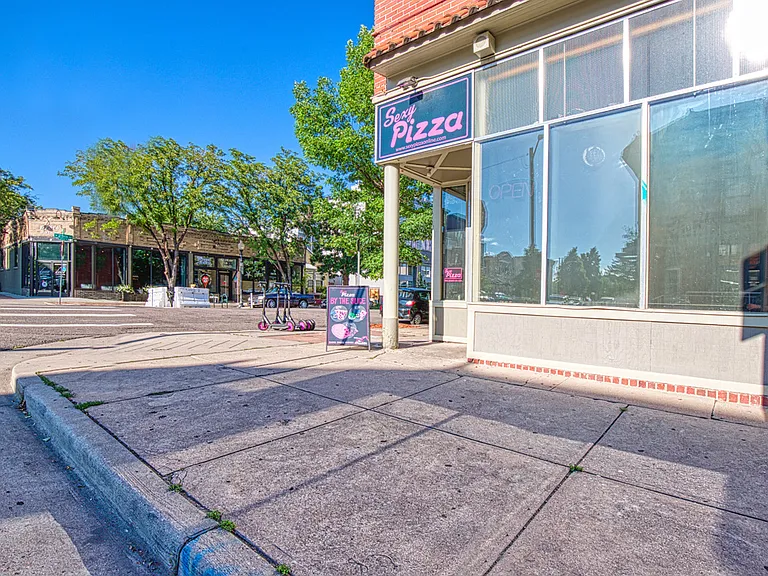 Center of Jeff Park 2 blocks on foot, has restaurants, coffee shops, bars, and other retail stores
