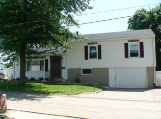 10 Riverview Ln, Bettendorf, IA 52722