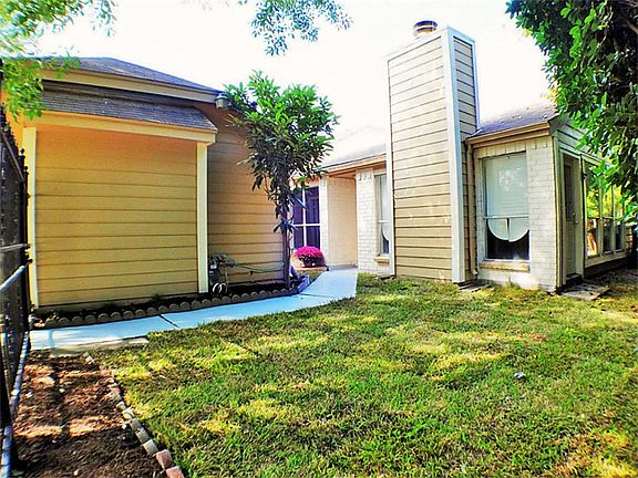 CORNER LOT WITH HUGE MATURE TREE KEEPING THE HOME COOLED & SHADED!