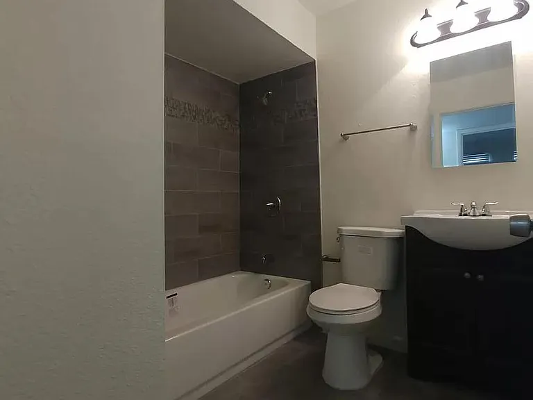 4702 N 48th Ave — Photo 4
