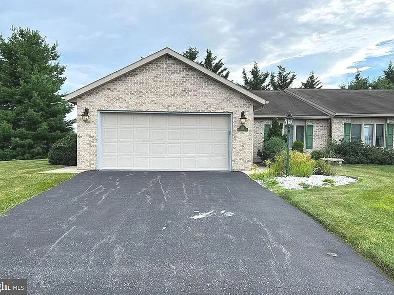 364 Phoenix Dr — Photo 1