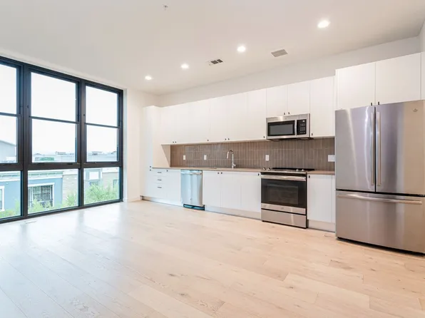 800 Embassy Dr APT 418, Austin, TX 78702