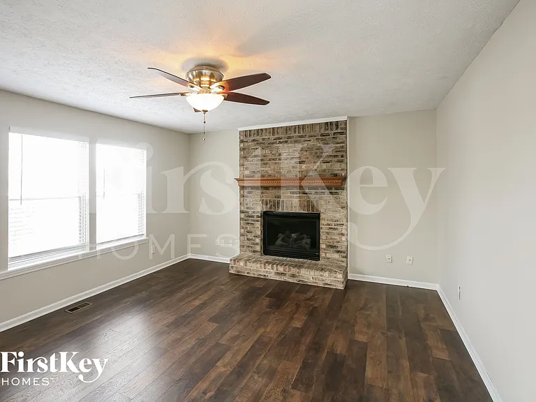902 Hearthside Ct — Photo 3