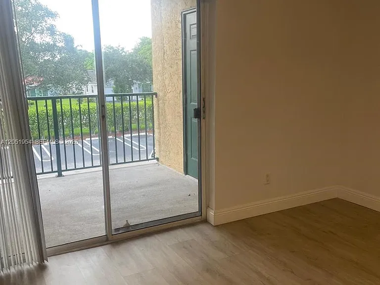927 Riverside Dr #320 — Photo 4
