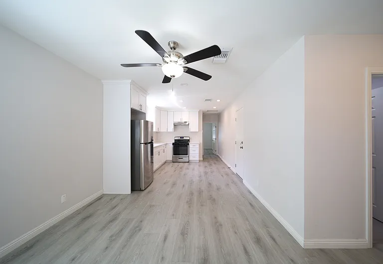 120 E Shady Grove Dr — Photo 2