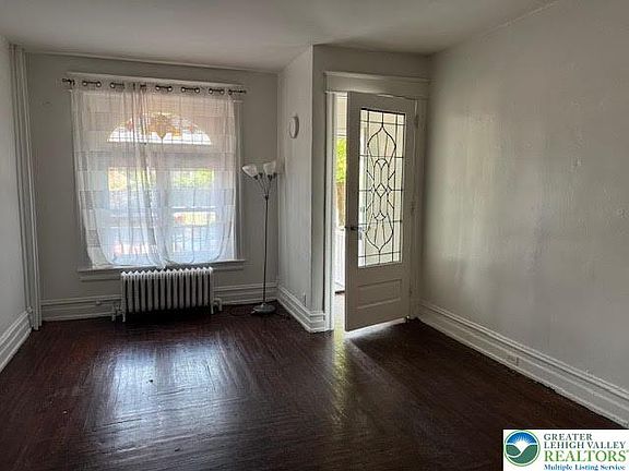 4th image of 208 Ridge Ave