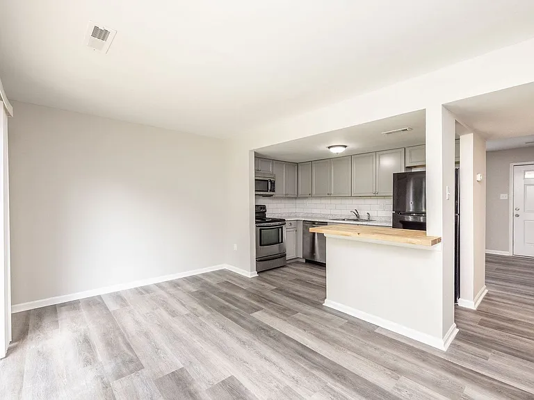 3231 Hunters Mill Dr — Photo 10