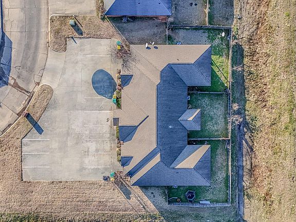 3rd image of 102 Cheyenne Pl