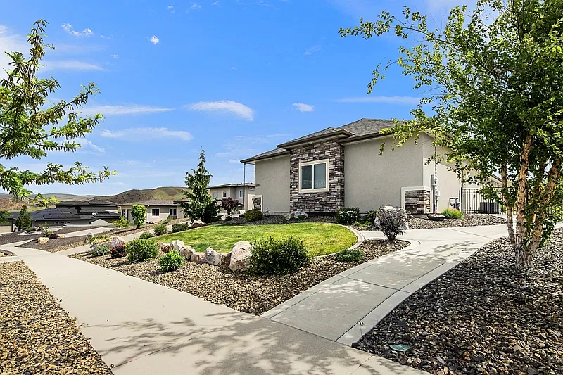 3 bed, 3.0 bath, 2475 sqft, $3,595 — Photo 3