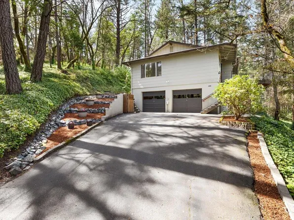 1836 W Schutzwohl Ln, Grants Pass, OR 97527