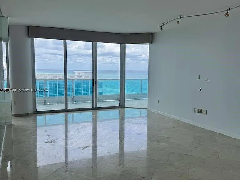 5025 Collins Ave #1602 — Photo 1