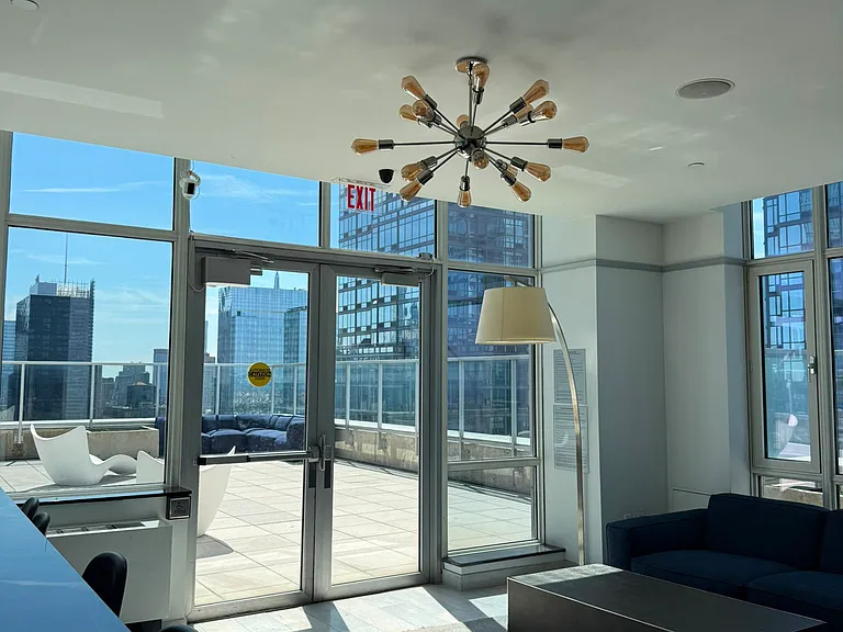 635 W 42nd St #14D — Photo 9