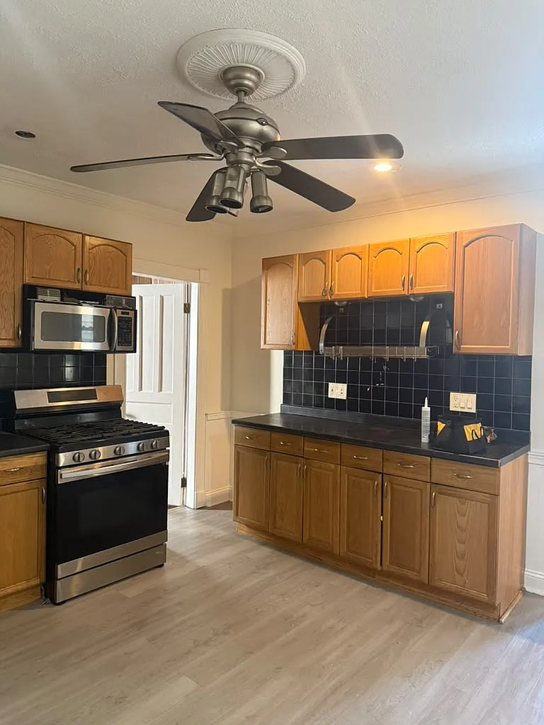 3 bed, 1300 sqft, $2,200 — Photo 2