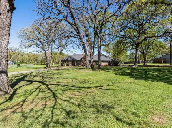 121 Towering Oaks Ct, Burleson, TX 76028