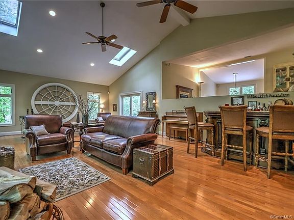 Magnificient 20x40 great room with vaulted ceiling!