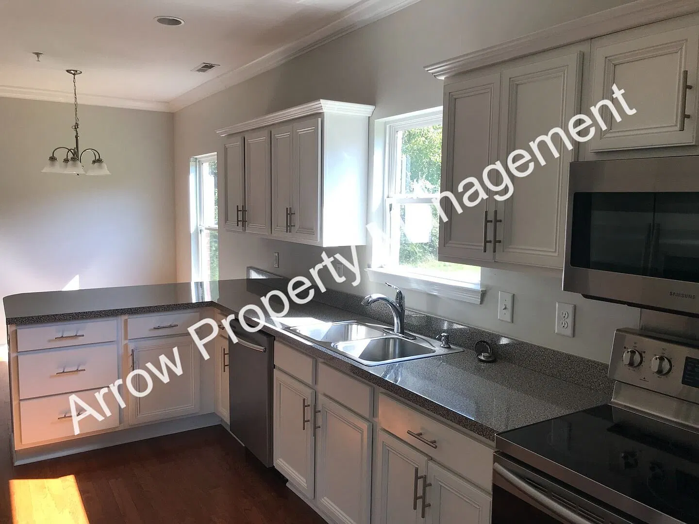 Fantastic 4 Bedroom End Unit Townhome in Fairview! — Photo 4