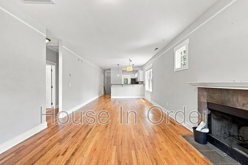 5 bed, 3.0 bath, 2652 sqft, $2,600 — Photo 2