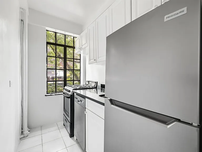 433 W 21st St #2B — Photo 6
