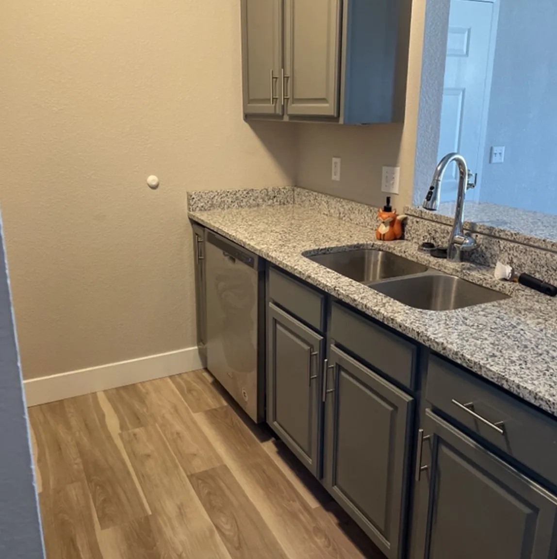 3 bed, 1090 sqft, $575 — Photo 2