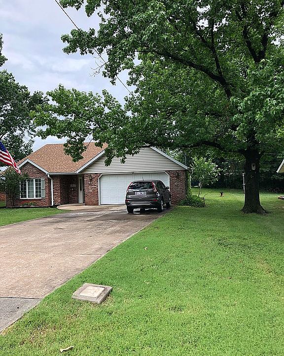 2nd image of 1416 Lillian Dr