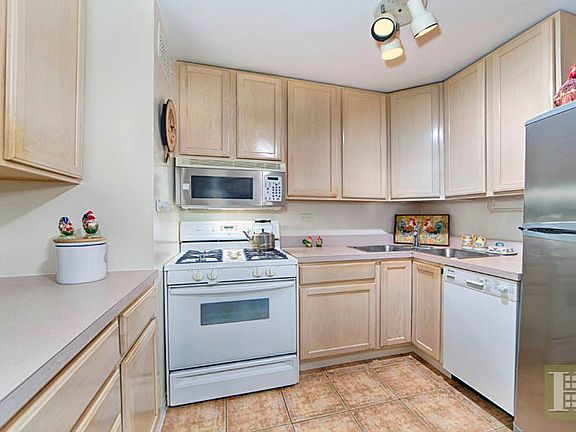 2nd image of 165 W 66th St APT 3K