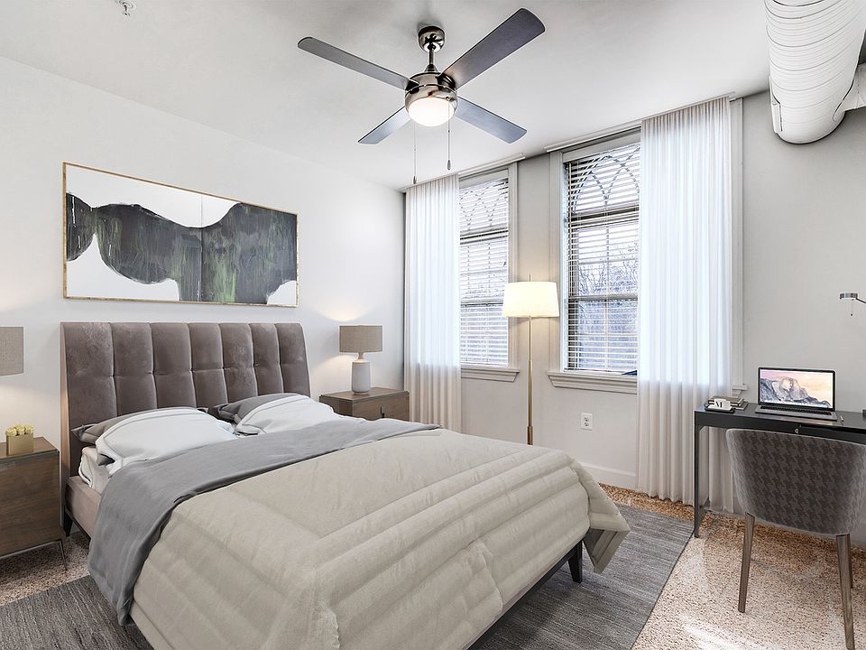 Spacious bedroom/office