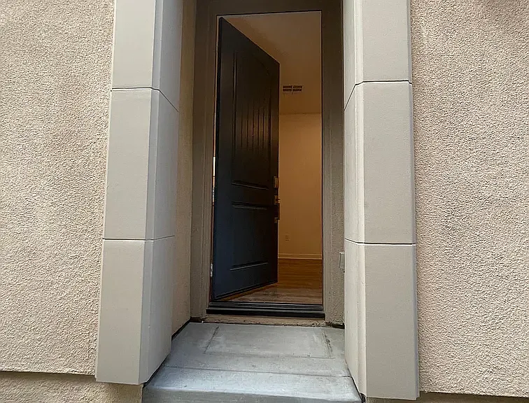 887 Pear Ct — Photo 2