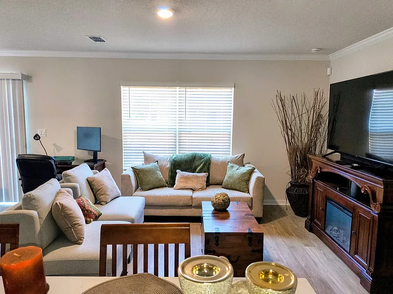 8 Unique Ct — Photo 16