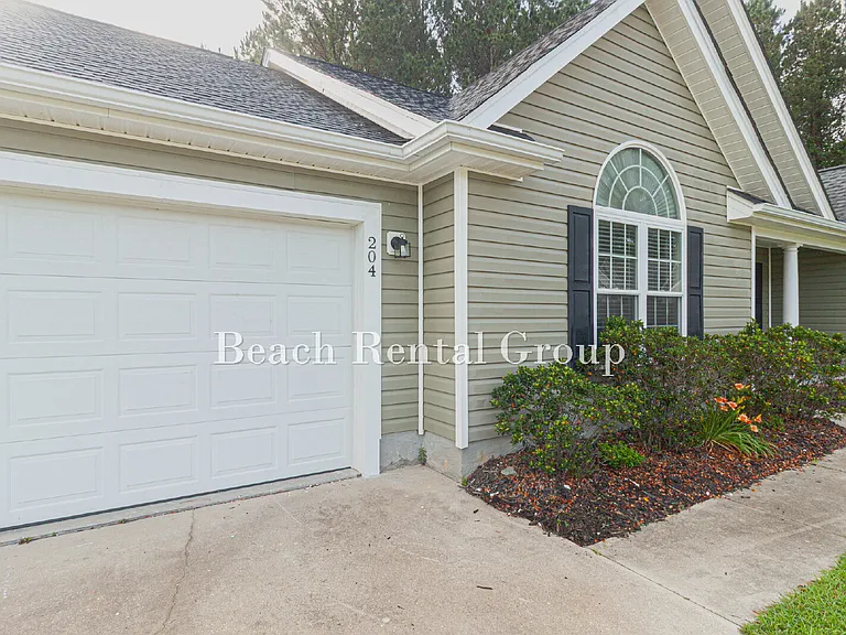 204 Macarthur Dr — Photo 2