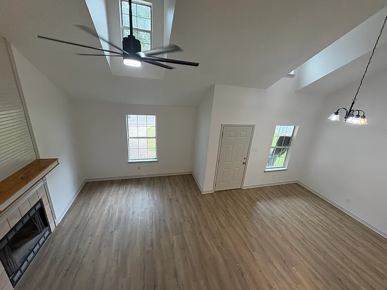 3914 Green Mountain Dr — Photo 4