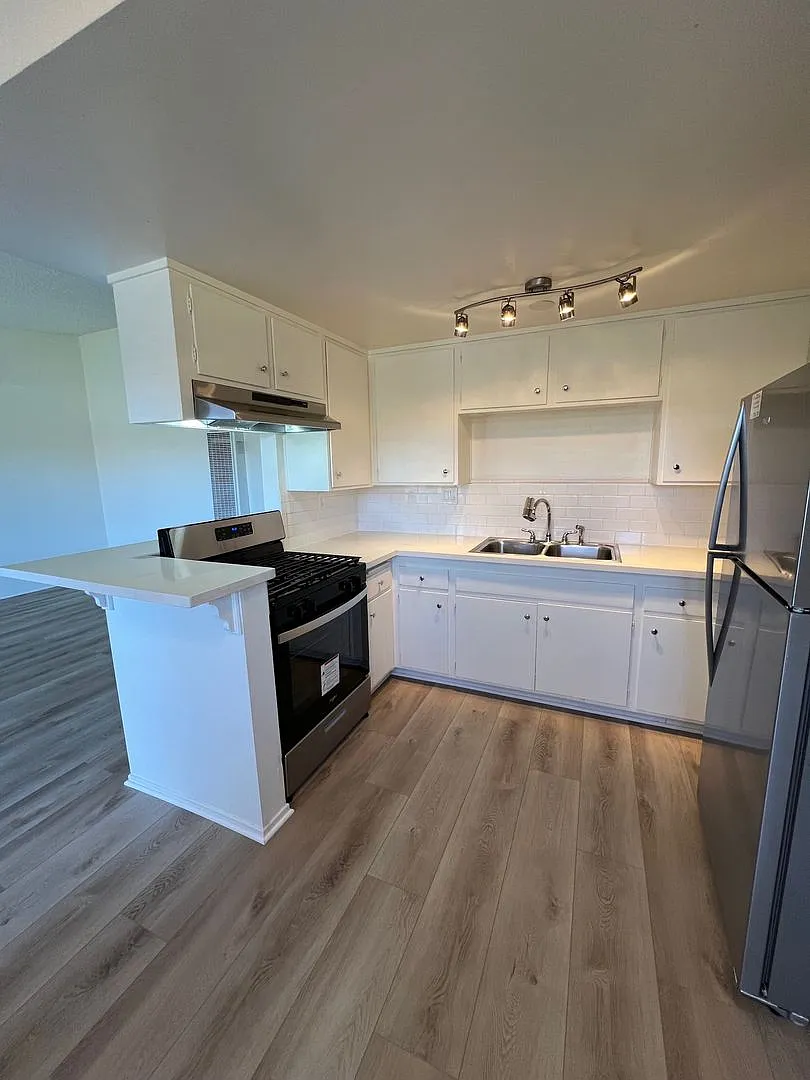 1021 E Cypress Ave — Photo 1