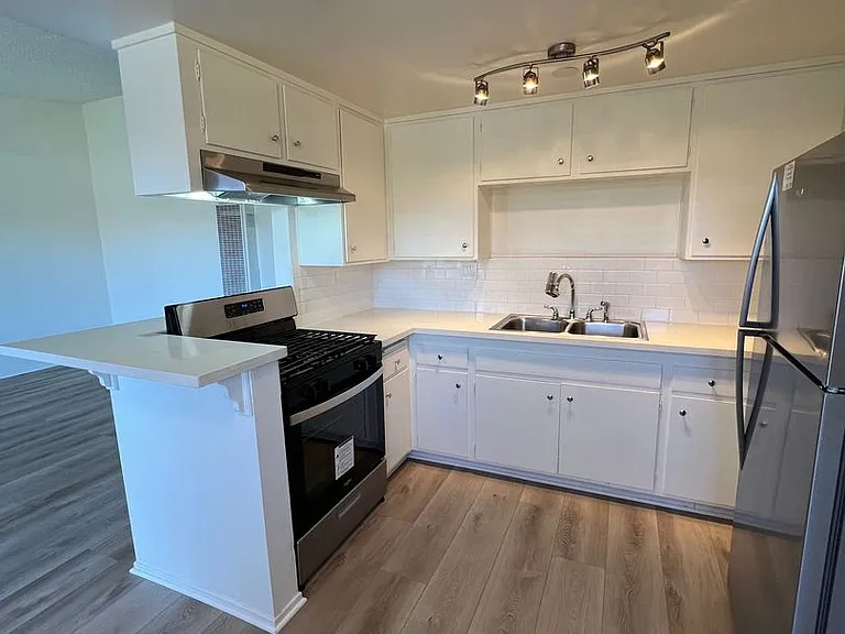1021 E Cypress Ave — Photo 1