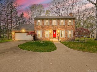 3688 Old Creek Rd, Rochester Hills, MI 48307