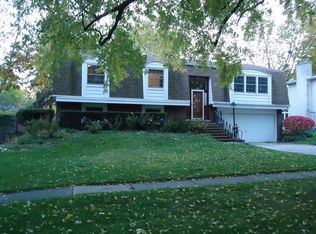 713 Liberty Bell Ln, Libertyville, IL 60048