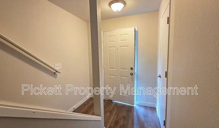 354 NW Edvard St #E — Photo 4