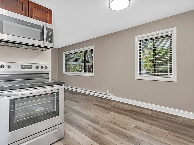Lakeside Village Apartments — Photo 15