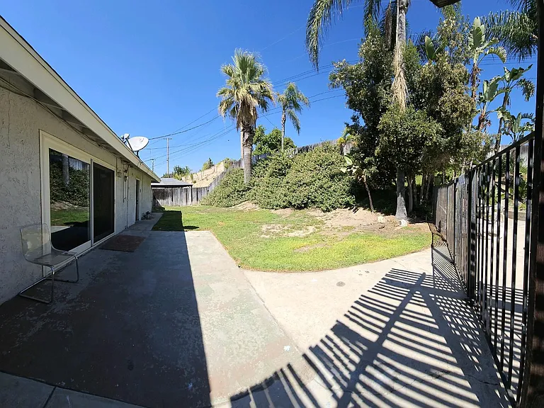 2272 Toluca Dr — Photo 40